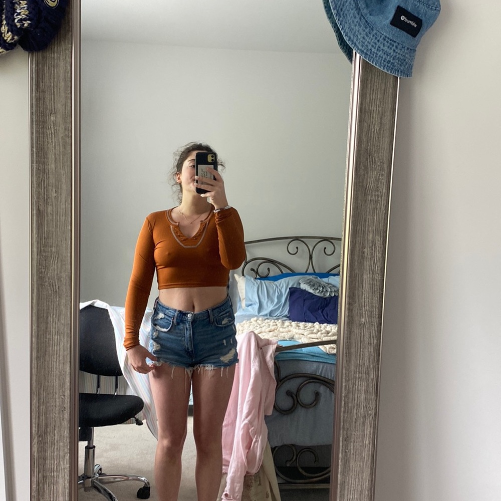 Brown cropped long sleeve tee